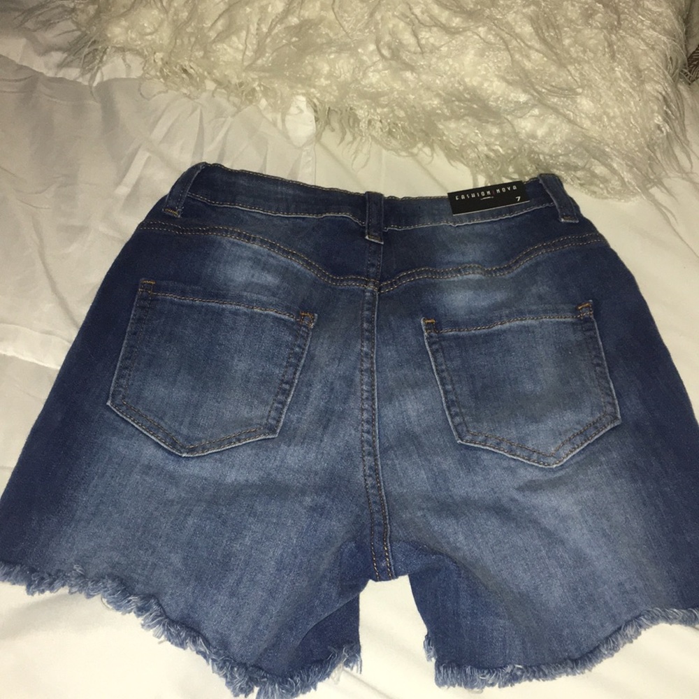 Distressed shorts - Picture 2 of 3